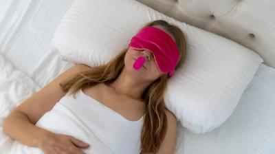 Lepljenje usta trakom pred spavanje postalo je trend na mrežama: Da li je opasno i da li ima smisla?