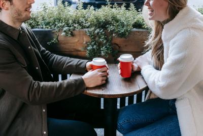 "Stack dating" je novi ljubavni trend generacije Z – i mnogima se ne dopada