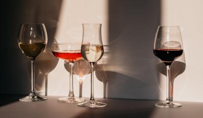 Rakija pre jela ne poboljšava apetit i evo zašto ne bismo trebali da je pijemo pre jela